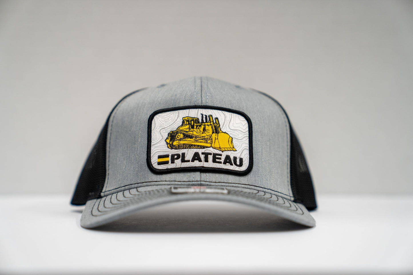 PLATEAU RICHARDSON 112 GREY & BLACK OLD LOGO TRUCKER SNAPBACK CAP