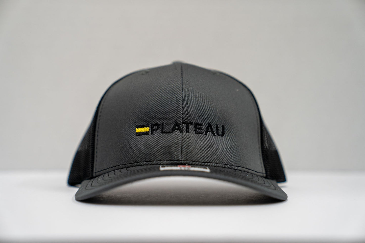 PLATEAU RICHARDSON 112 CHARCOAL & BLACK TRUCKER SNAPBACK CAP