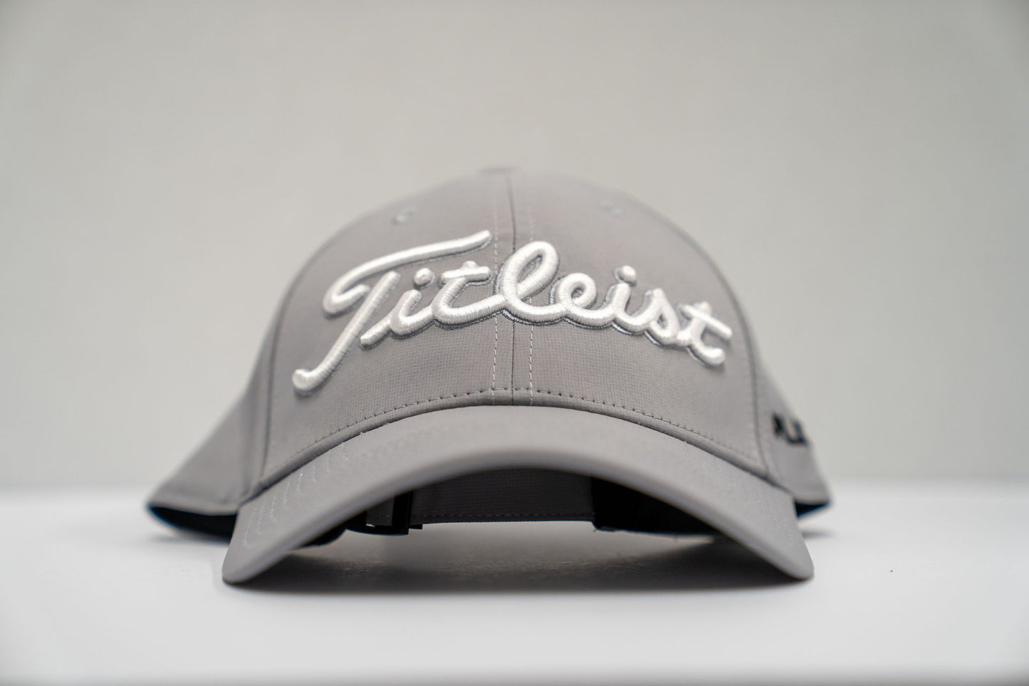 PLATEAU TITLEIST PLAYERS PERFORMANCE CHARCOAL & WHITE HAT