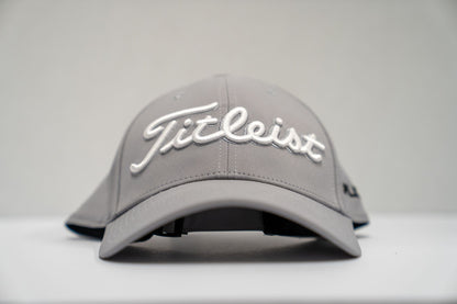 PLATEAU TITLEIST PLAYERS PERFORMANCE CHARCOAL & WHITE HAT