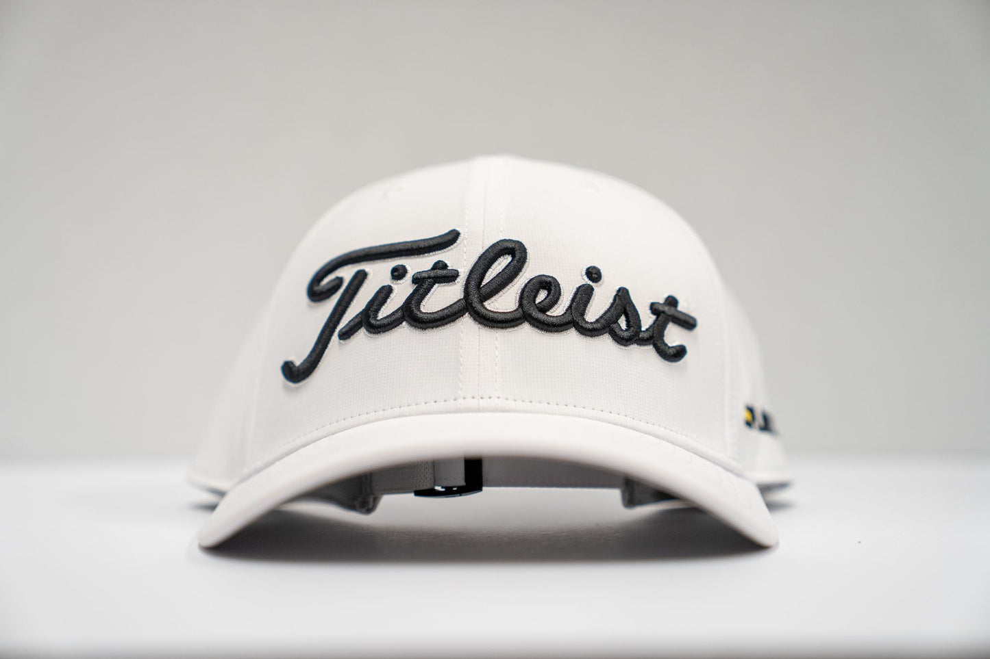 PLATEAU TITLEIST PLAYERS PERFORMANCE WHITE & BLACK HAT